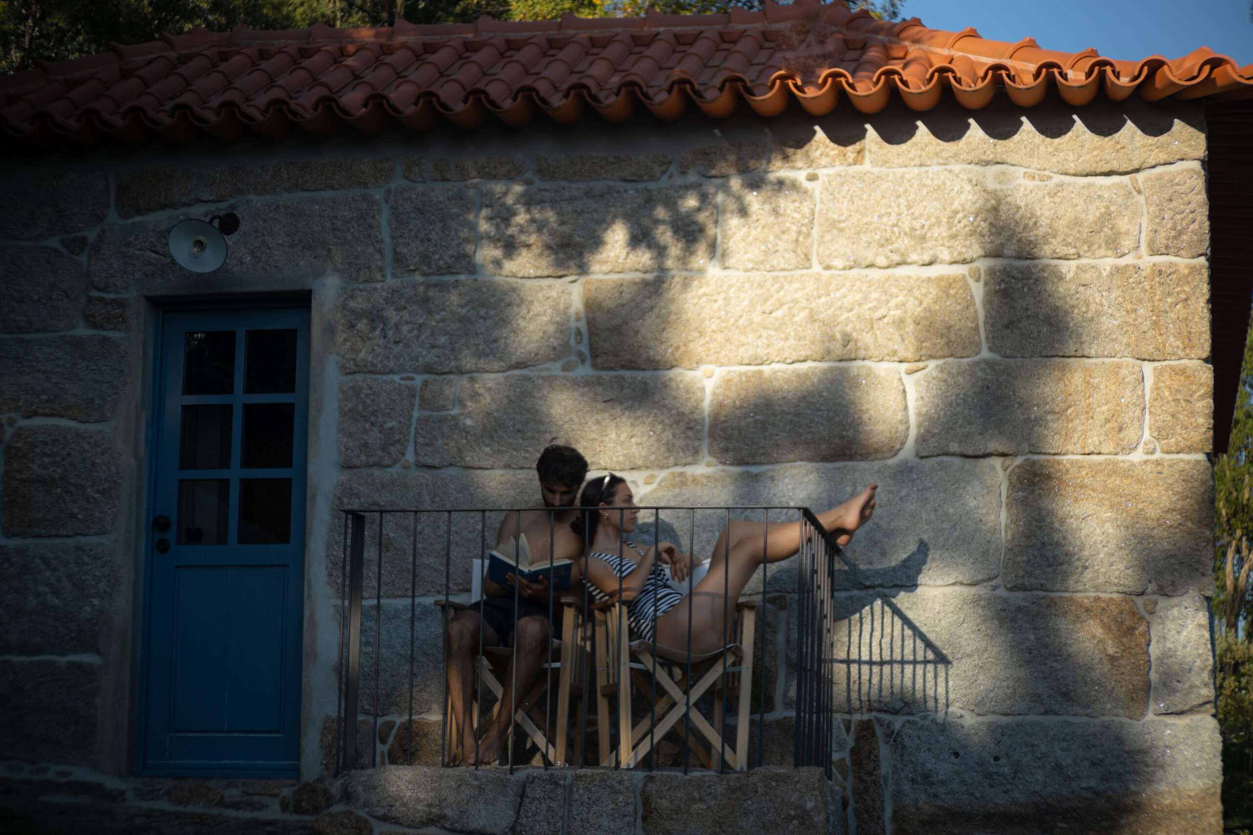 DSxJAV-24 2 people reading outside