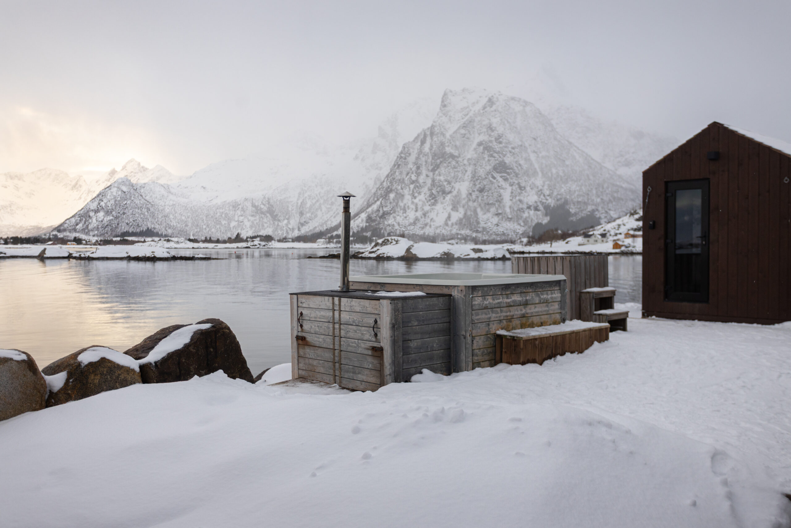 DSxSKA-15 View oh a hot tub in the snow